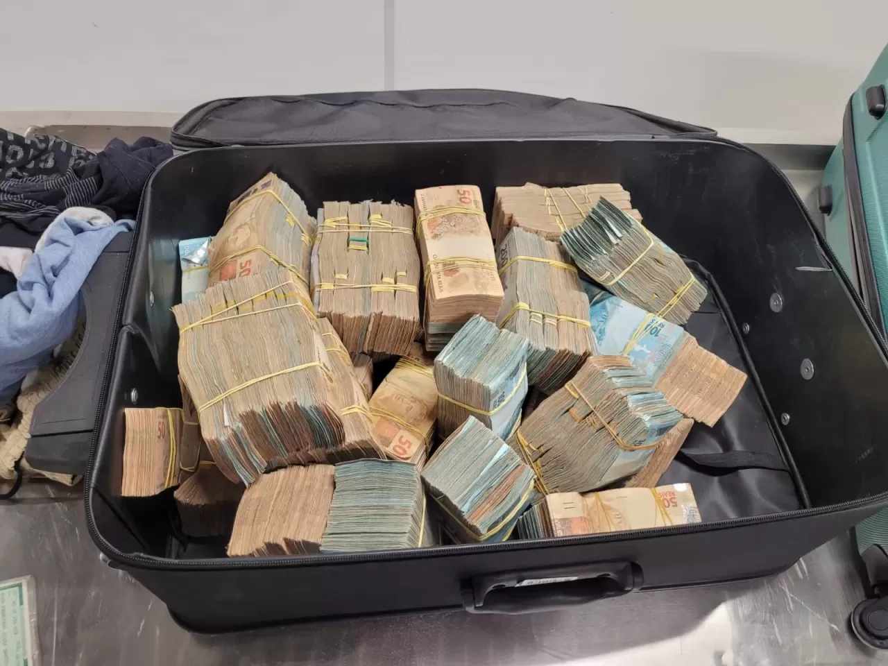 Mala com dinheiro apreendida pela PF no Aeroporto Castro Pinto tinha R$ 2 milhões