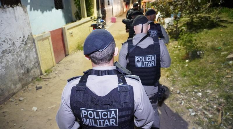 Polícia Militar prende acusados de extorsão, furto e outros crimes, apreende arma e recupera veículo da região metropolitana