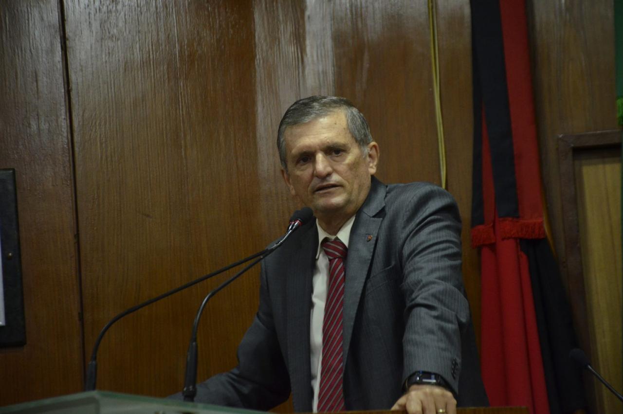 Vereador atribui desordenamento de fios em postes a herança da Oi