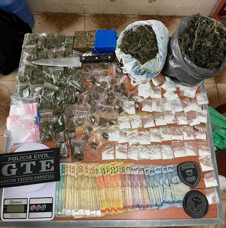 EM FLAGRANTE: Polícia Civil prende homem de 63 anos de idade com mais de 100 papelotes de maconha e cocaína