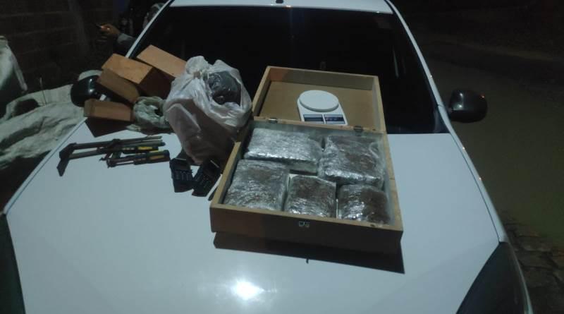 Polícia Militar desarticula esquema de tráfico e apreende 7 kg de drogas em Campina Grande
