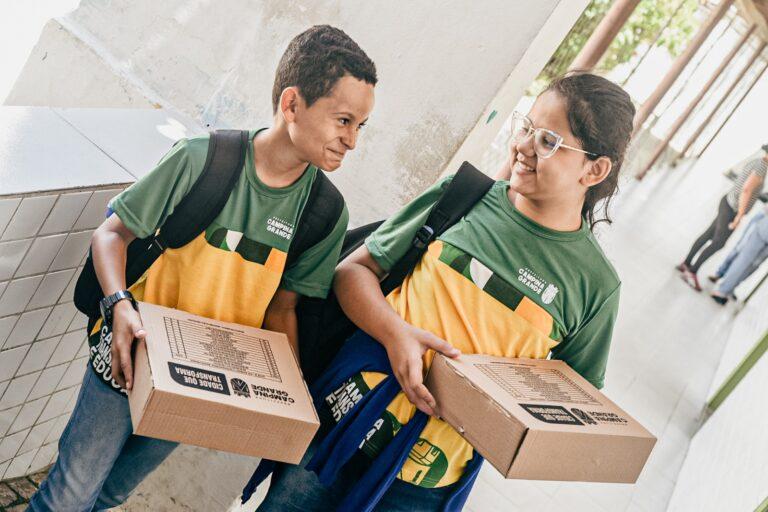 Seduc de Campina Grande inicia entrega de kits escolares para escolas do Ensino Fundamental