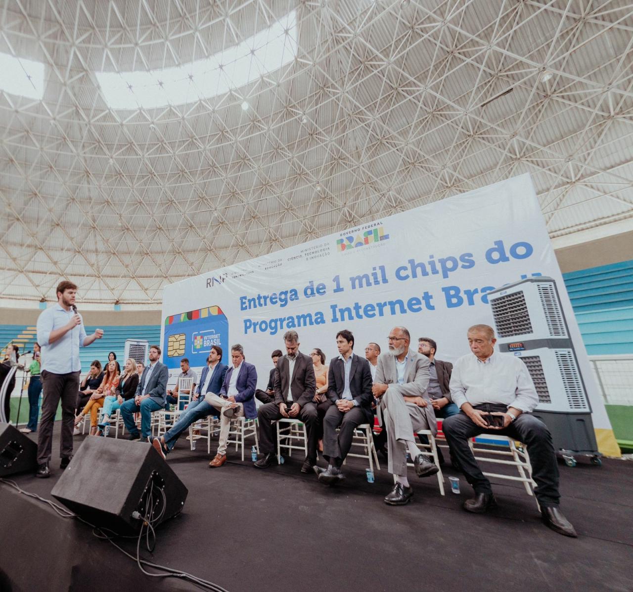 Com a presença do ministro das Comunicações, Bruno entrega mil chips de internet para estudantes da Rede Municipal