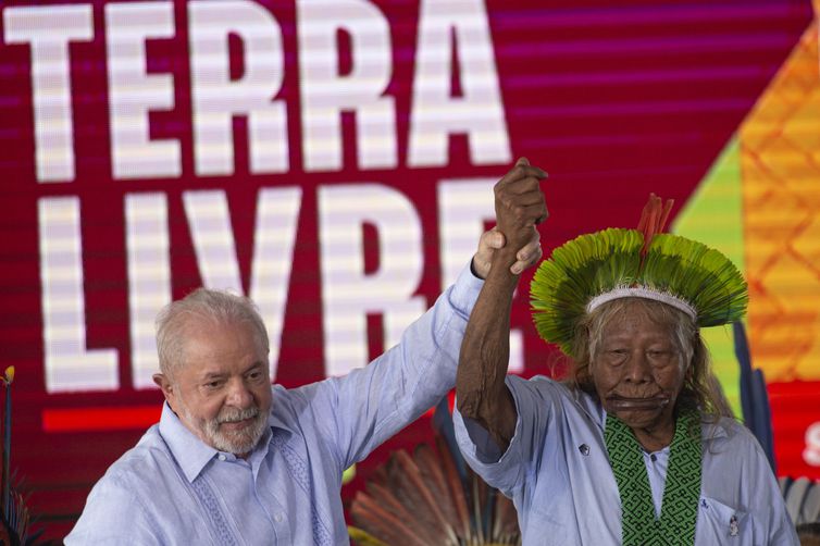 Lula diz que vai demarcar o maior número possível de terras indígenas