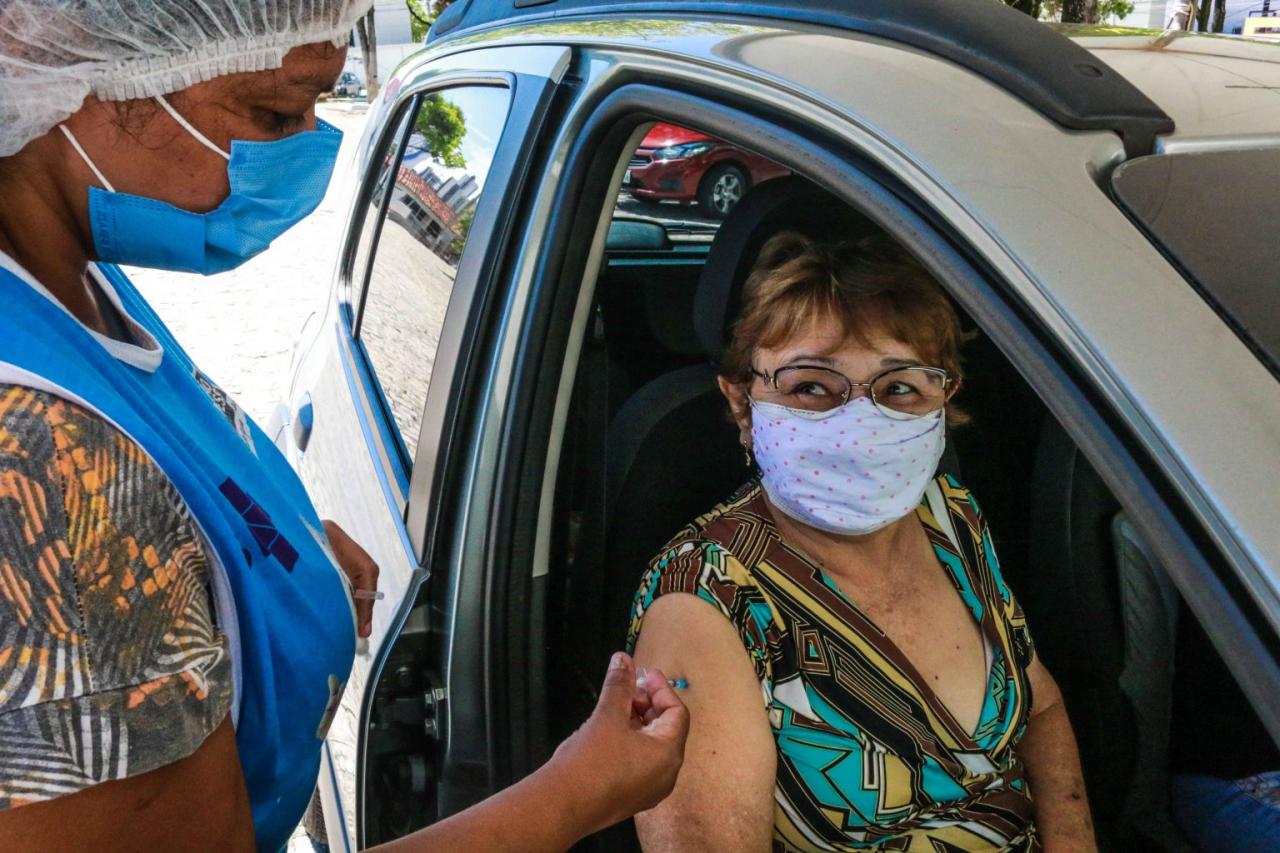 Prefeitura inicia a semana promovendo vacinação contra Covid-19 em diversos serviços de saúde e em pontos móveis