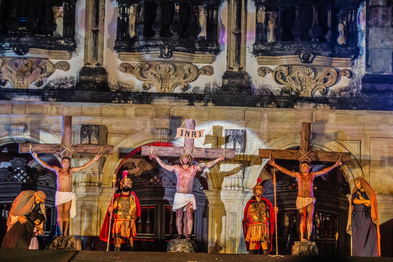 Público aplaude de pé espetáculo Paixão de Cristo em segunda noite de apresentação