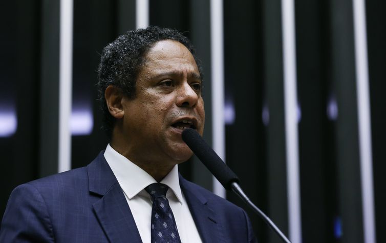 Relator protocola parecer do PL das Fake News 