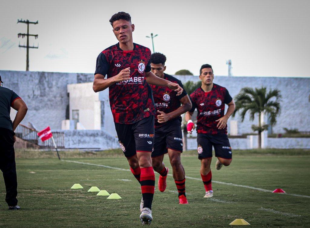 Campinense dispensa dois jogadores, viaja com dúvidas e encerra treinos