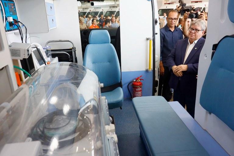João Azevêdo entrega mais uma UTI aérea e 40 ambulâncias e fortalece interiorização dos serviços de saúde