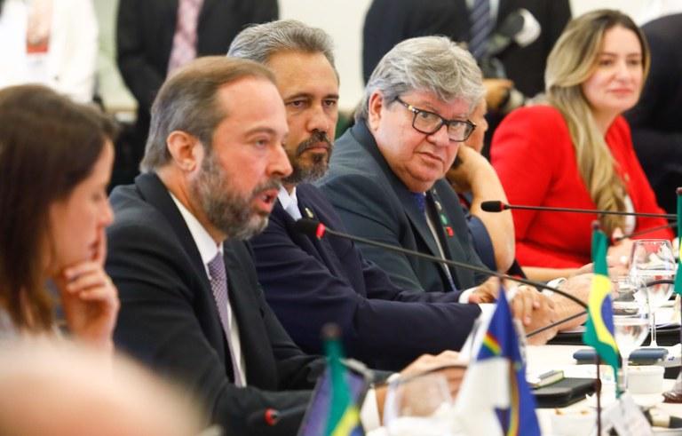 Ministro anuncia R$ 56 bilhões para plano de investimentos em transmissão de energia durante reunião com governadores do Nordeste