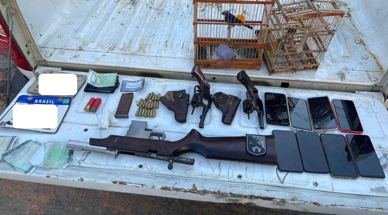 Polícia Militar desarticula grupo criminoso, captura foragido de cadeia, e apreende três armas de fogo