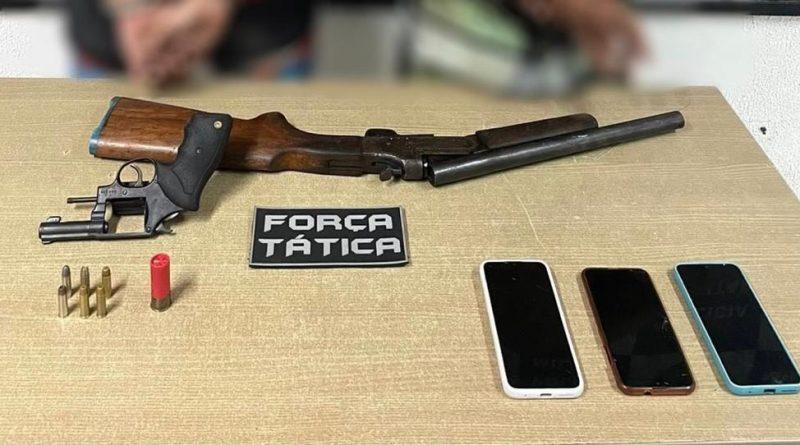 Polícia Militar prende dois suspeitos por porte ilegal de arma de fogo no bairro de Mandacaru, na Capital