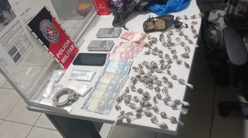 Polícia Militar prende suspeito de tráfico que estava embalando drogas para a venda em Bayeux
