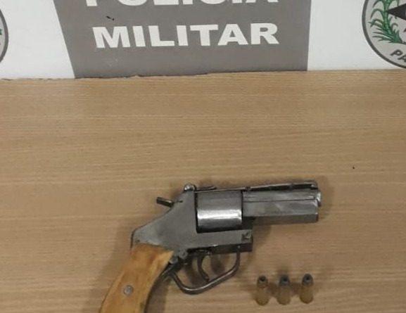 Polícia Militar prende três suspeitos com carro roubado e arma no Altiplano, em João Pessoa
