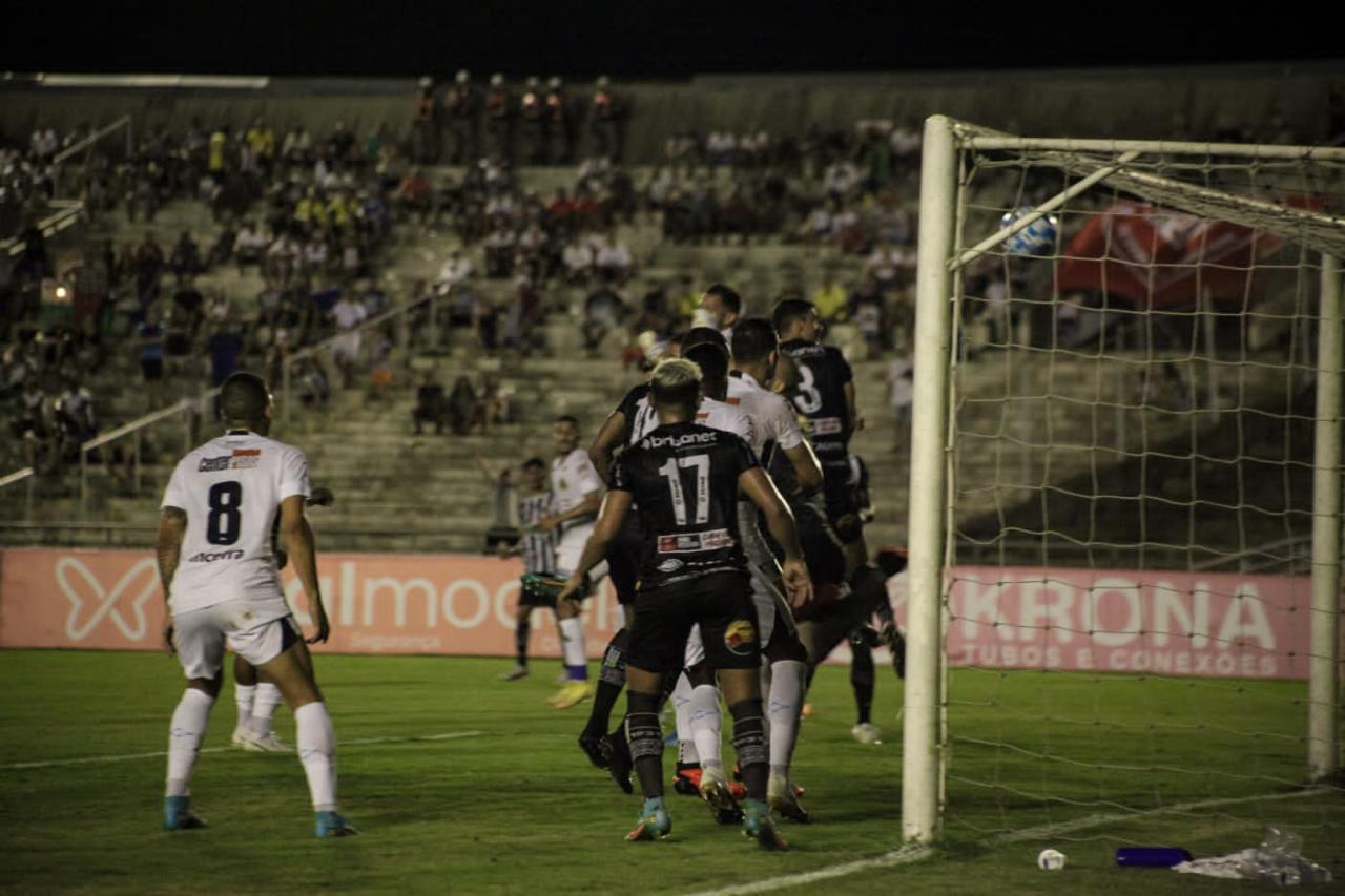 Botafogo-PB vence Aparecidense-GO com gol nos acréscimos e mantém a liderança