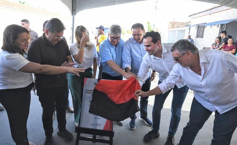 João Azevêdo entrega travessia urbana e reforma e ampliação de escola em Juazeirinho e Soledade