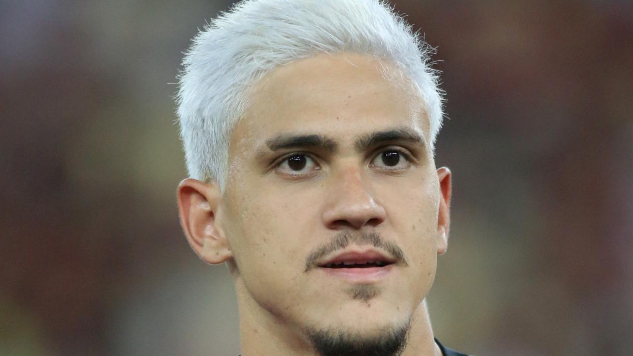 Pedro leva soco de preparador físico do Flamengo e presta queixa em BH