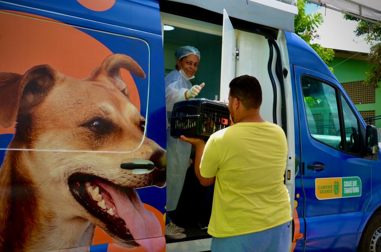 Prefeitura de Campina Grande leva o serviço Castramóvel ao Sandra Cavalcante