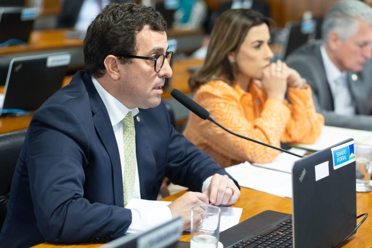 Com parecer de Gervásio, Comissão aprova direito de empregados públicos obterem transferência para acompanhar companheiros