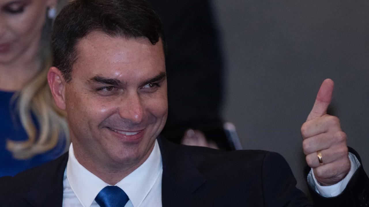 Flávio diz que Zambelli é vítima de tentativa 'tresloucada' para atingir Bolsonaro
