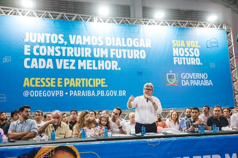 João Azevêdo assina ordens de serviço e entrega obras na audiência do ODE em Campina Grande