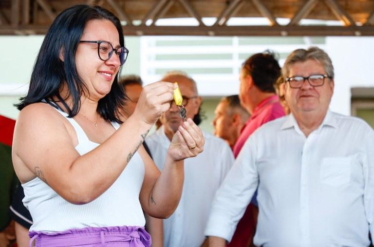 João Azevêdo entrega apartamentos em João Pessoa e beneficia 64 famílias na primeira etapa