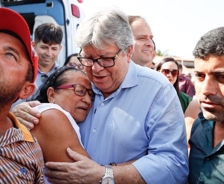 João Azevêdo entrega travessias urbanas e ambulância do programa Coração Paraibano em Lagoa de Dentro e Pedro Régis