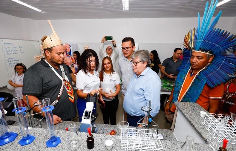 João Azevêdo inaugura escola e travessias urbanas em Rio Tinto e Baía da Traição