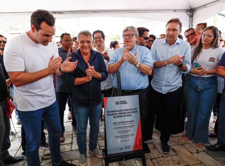 João Azevêdo inaugura travessias urbanas e inspeciona obras da educação em Serra da Raiz, Duas Estradas e Caiçara