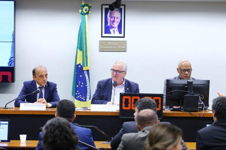 Ministério da Saúde estima que vacina contra dengue esteja disponível no SUS em um ano e meio  Fonte: Agência Câmara de Notícias