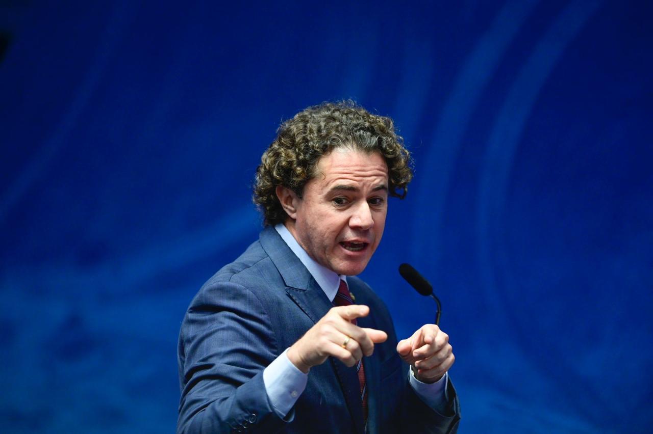 No Senado, Veneziano defende a política de valorização do salário mínimo e novas faixas de isenção para o imposto de renda