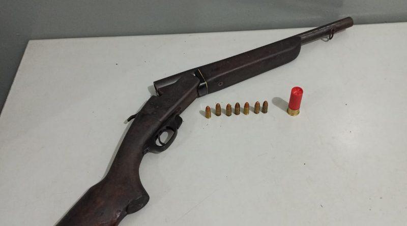 Operações em Bayeux: Dupla é presa com arma e munições durante incursão em comunidade