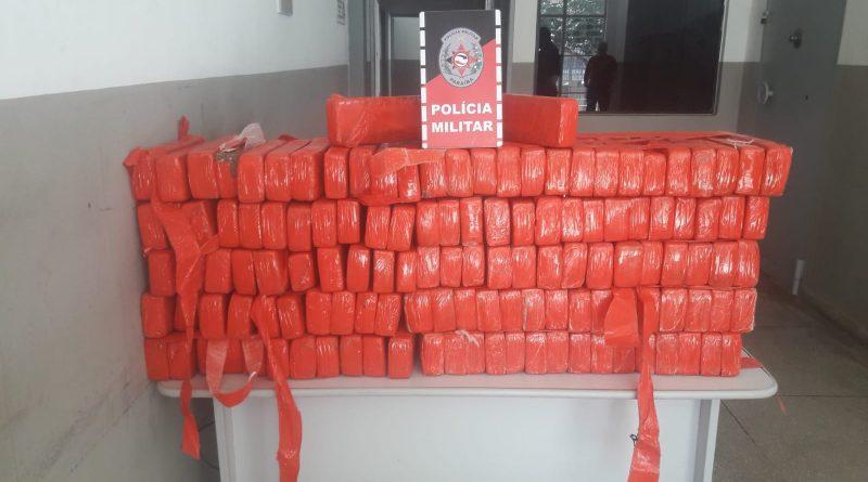 Polícia Militar prende mulher com 120 quilos de drogas em Teixeira