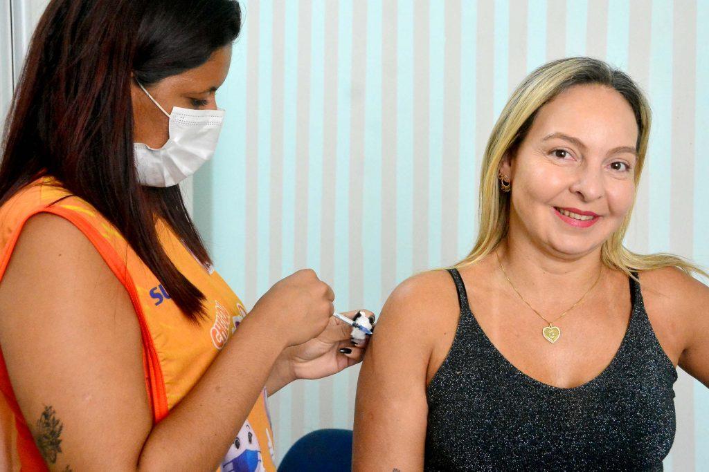 Prefeitura dispõe de postos abertos das 7h às 21h para população se vacinar