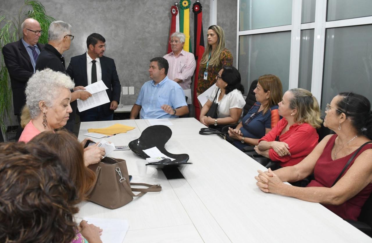 Presidente da CMJP recebe servidores municipais que reivindicam equiparação salarial