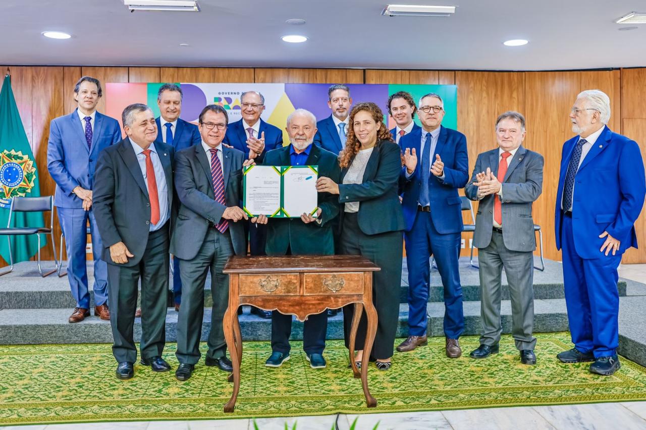 Veneziano representa o Senado na implementação da política de valorização do salário mínimo, sancionada por Lula