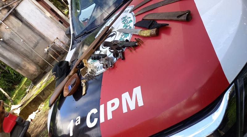 Após denúncia de violência doméstica, Polícia Militar prende acusado com duas armas e drogas na Grande João Pessoa