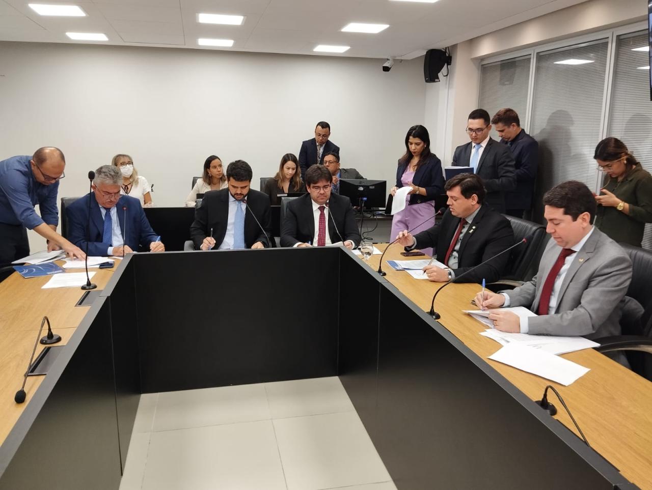 CCJ aprova projeto que garante à pessoa com deficiência acesso em prédios públicos com animal