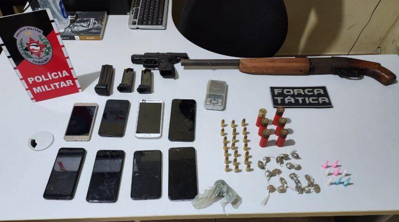 Em ponto de tráfico, Polícia Militar apreende armas de fogo com dupla que estava com drogas no litoral sul