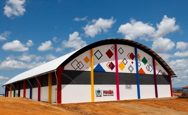 João Azevêdo entrega travessias urbanas de São Bentinho e Cajazeirinhas e melhorias no ginásio poliesportivo em Pombal