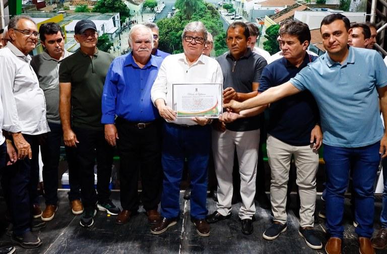 João Azevêdo inaugura pavimentação asfáltica da PB-331 e travessias urbanas de Catolé do Rocha