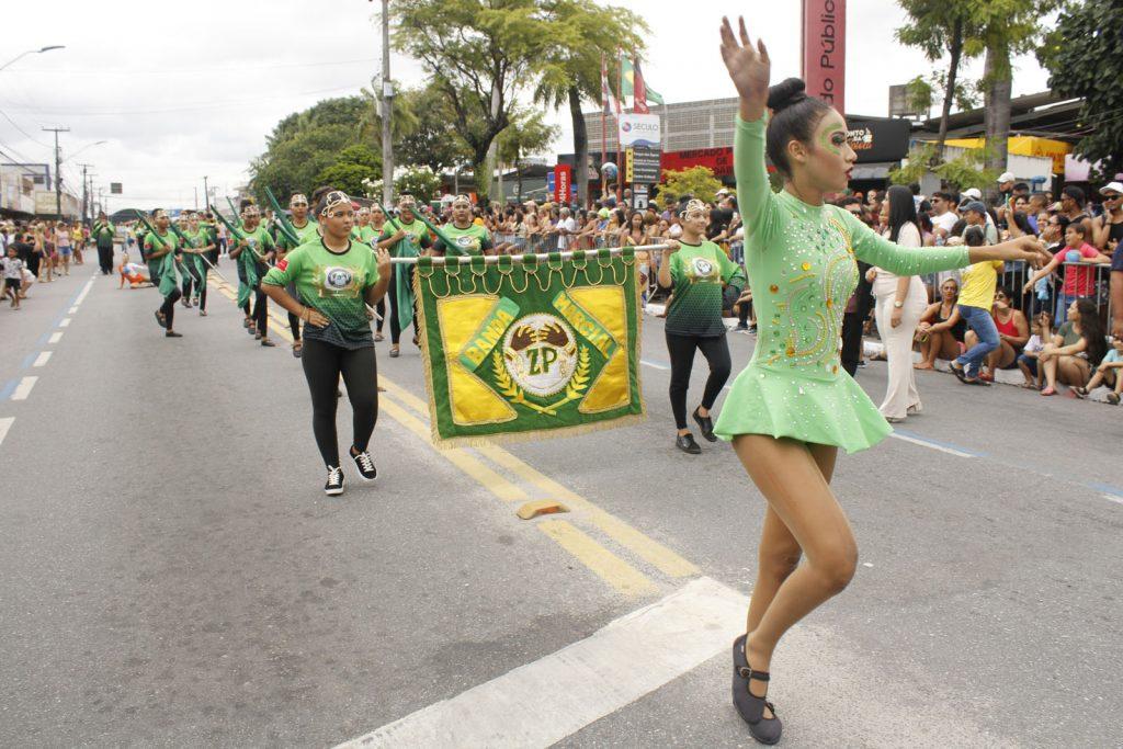 Moradores de Mangabeira lotam Avenida Josefa Taveira para assistir ao desfile cívico das escolas da Rede Municipal de Ensino
