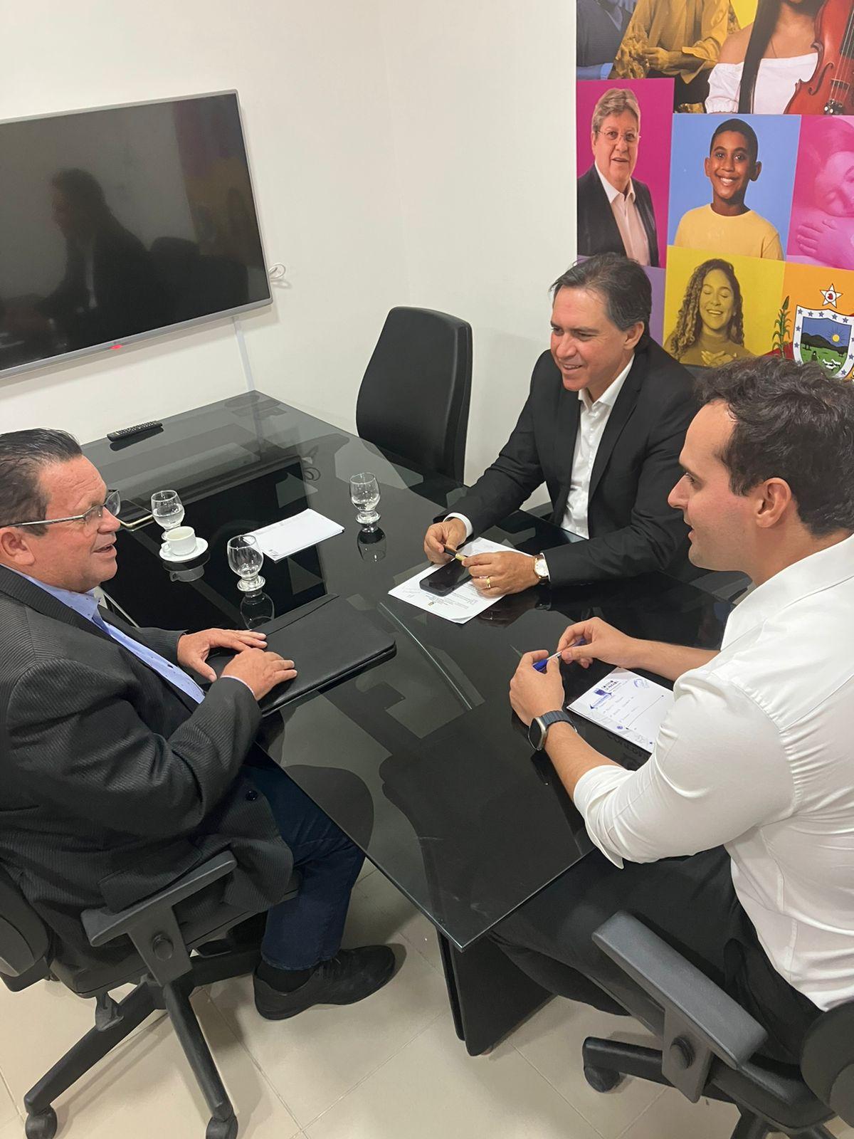 Olimpio solicita ao vice-governador e ao secretário de segurança a instalação da Delegacia para combater maus-tratos aos animais