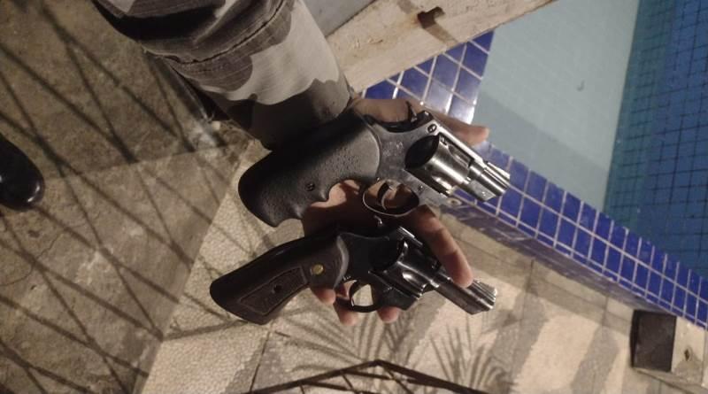 Polícia Militar apreende dupla com duas armas de fogo, na Capital