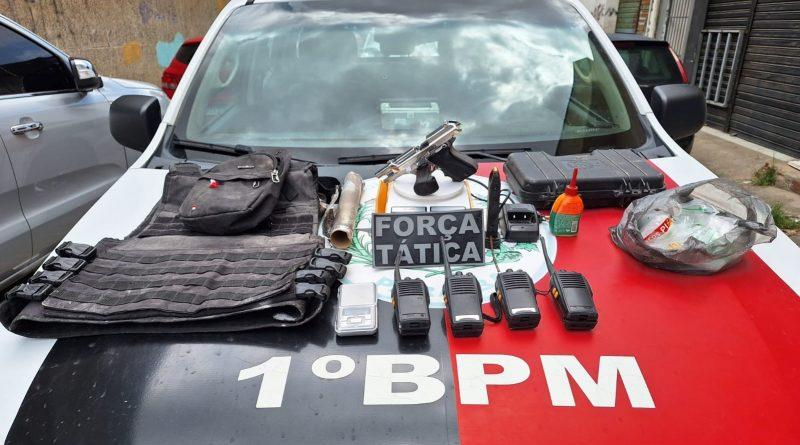 Polícia Militar desarticula esconderijo do tráfico, apreende pistola, munições e radiocomunicadores de criminosos