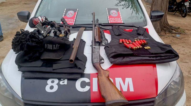 Polícia Militar prende dois suspeitos e apreende armas e coletes balísticos em Juazeirinho