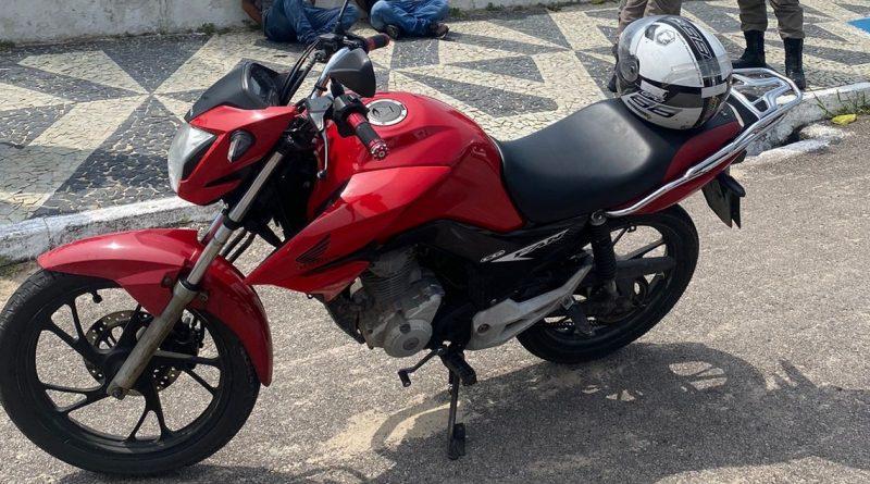 Polícia Militar prende dupla suspeita de assalto no bairro do Bessa e recupera celular da vítima