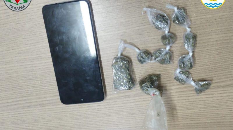 Polícia Militar prende suspeito de traficar drogas em esquina de bairro de Campina Grande
