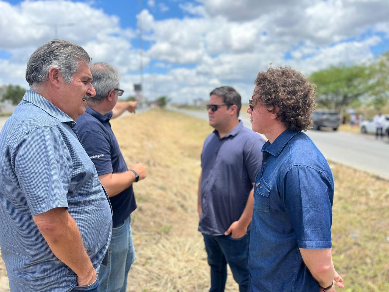 Ao lado do superintendente do DNIT, Veneziano confirma R$ 41 milhões para recuperação da BR-104, de Campina Grande até Pernambuco