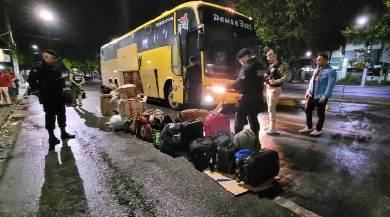 Com apoio da CPCães, Forças de Segurança apreendem drogas e arma em ônibus, na Paraíba